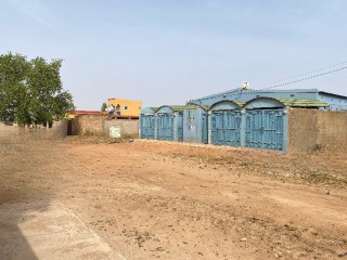 Deux mini villas jumelées de type F3 chacune, construites sur une parcelle de 300 m², idéalement situées à Balkuy