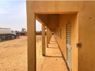 UN VASTE TERRAIN DE 5 000 M² À KAMBOINSÉ AVEC INFRASTRUCTURES EXISTANTES EN VENTE