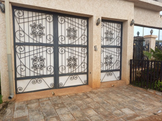 UN DUPLEX MEUBLE DE 11 PIECES DE STANDING EN LOCATION DANS LE QUARTIER BASSINKO