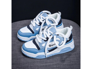 Des chaussures Baskets Ogiy