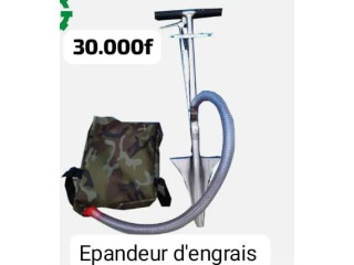 EPANDEUR D'ENGRAIS