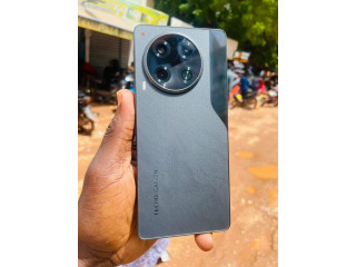 Tecno Camon 30 ...256gb 8gb Ram état 10/10 Trock possible ....Prix: 120.000 Fcfa....56.26.95.79