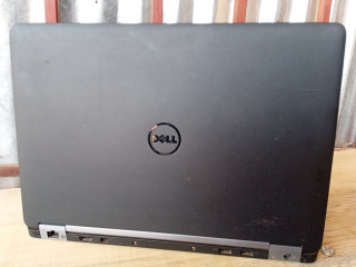 Ordinateur portable disponible.