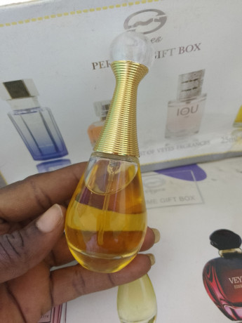 parfums-de-qualite-contactez-nous-au-226-56285949-big-0