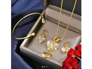 Vente d'ensemble chaînes,bague et bracelets