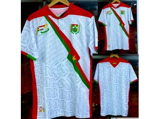 Maillot de football disponible pour les pays et les clubs.