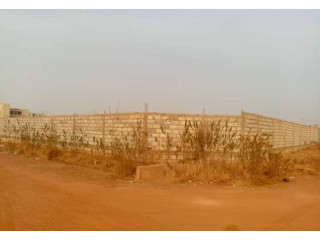 2 Terrains jumelés faisant 2054m2 pan coupé  a Ouaga 2000 extension sud entièrement clôturé