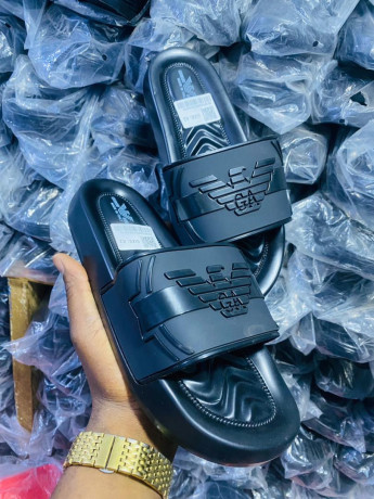 vente-de-produits-comme-chaise-plastique-et-pret-a-porter-pour-homme-big-4