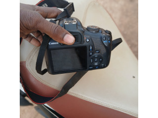 Appareil photo numérique de marque Canon rebel T7 toujours Nikel