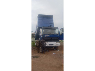 Camion benne en location pour vos chargements de materiau