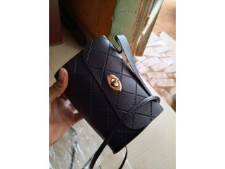 Collier, sac et pommade