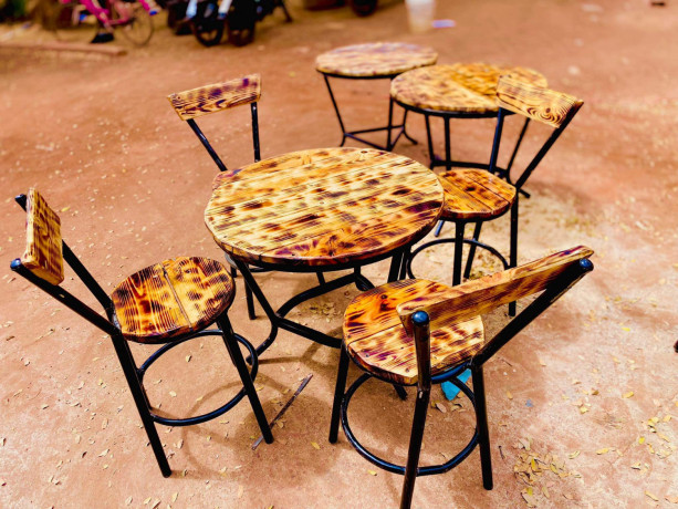 ensemble-de-chaises-basses-et-table-big-0