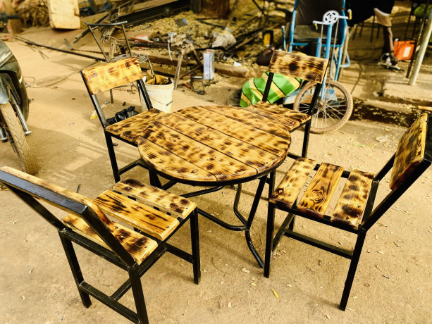 ensemble-de-chaises-basses-et-table-big-2