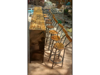 *Chaises et Comptoir*