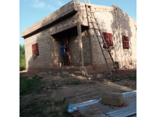 2 chambres salon douche cuisine en vente à Roumtenga après Kossodo et avant le contournement