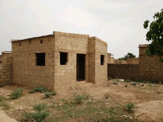 Terrain disponible à komsilga village de Michel kafando moins cher. Courant et l'eau disponible