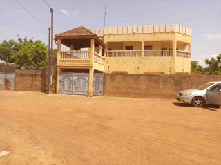 UN DUPLEX DE 8 PIÈCES BATI SUR UNE PARCELLE DE 600 M² EN VENTE A LA ZONE 1