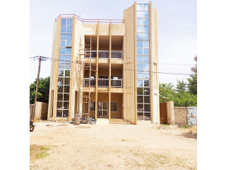 DES BUREAUX EN LOCATION SUR UN IMMEUBLE R+2 A OUAGA2000 ZONE C  EN BORDURE DU BOULEVARD MOUAMMAR KADHAFI -  SUR PERFECTOR IMMOBILIER