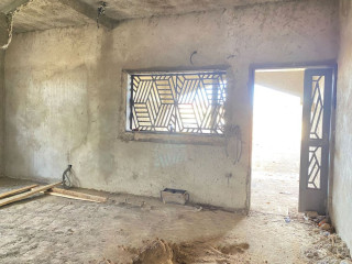 UN BÂTIMENT R+1 INACHEVÉ CONSTRUIT SUR UNE PARCELLE DE 495 M² EN VENTE A LA CITÉ SOCOGIB NIOKO 2