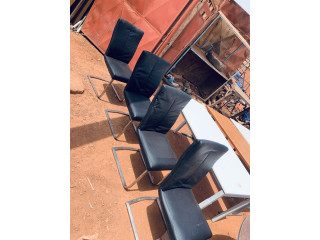 Des chaises visiteurs disponible