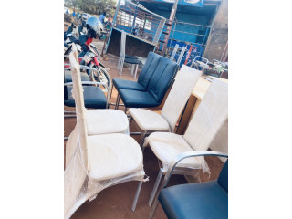 Des chaises visiteurs de différentes modèles et couleurs disponibles bon prix